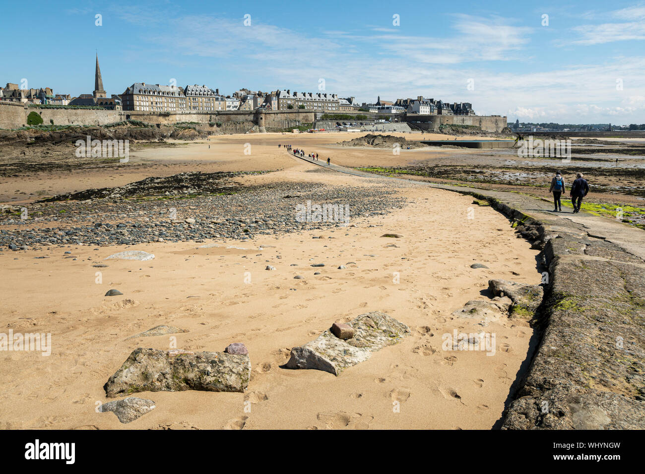 Blick zurück über den Damm bei Ebbe vom Grand Bé nach St Malo, Bretagne, Frankreich Stockfoto