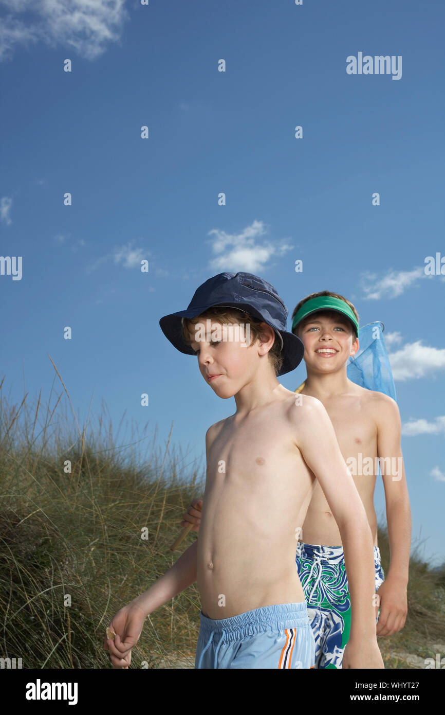 Zwei Shirtless Boys Am Strand An Einem Sonnigen Stockfotografie Alamy