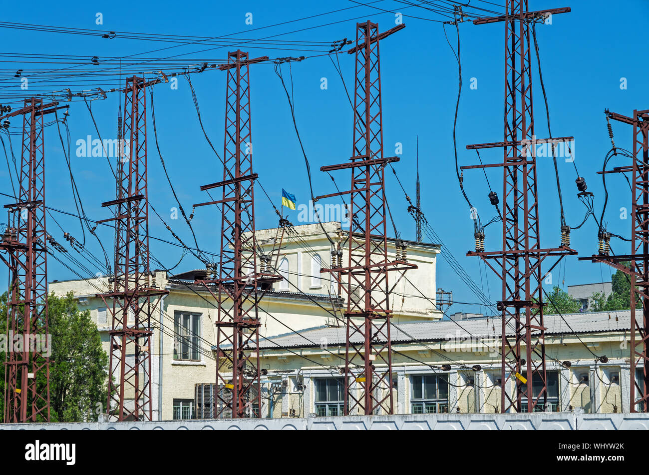 Angesichts der hohen Spannung Bahn fahr Unterstation gegen den blauen Himmel Stockfoto