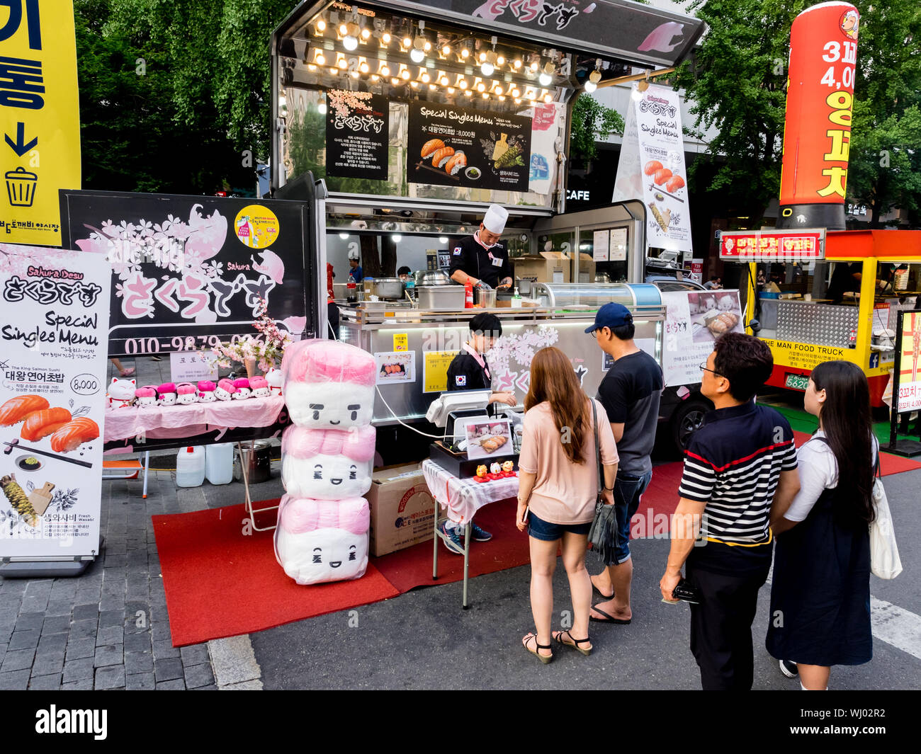 Seoul, Südkorea - 17. Juni 2017: Leute Schlange, an der fast food Kiosk an der Straße in der Nähe des Cheonggyecheon Strom in Seoul. Stockfoto