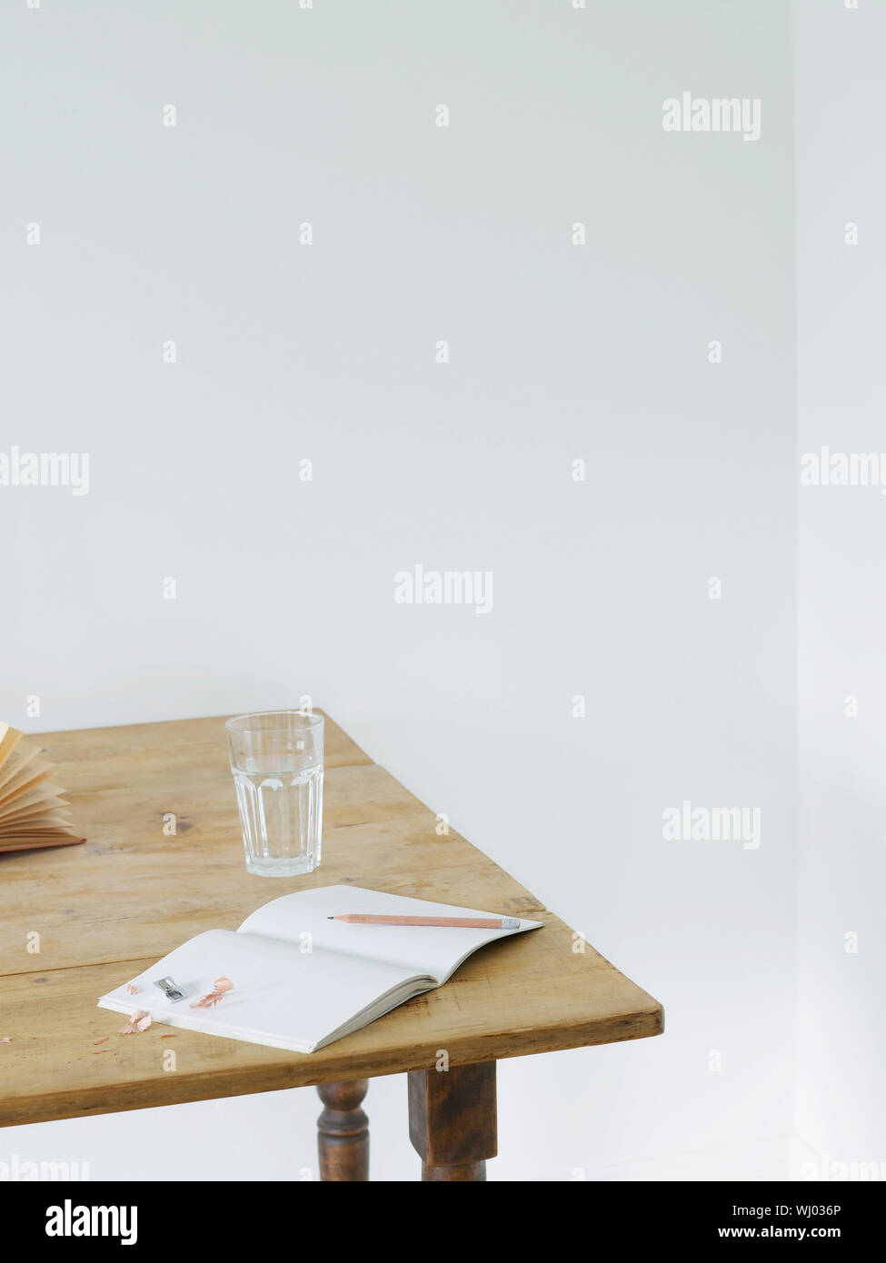 Offenen Notebook und Glas Wasser am Tisch Stockfoto