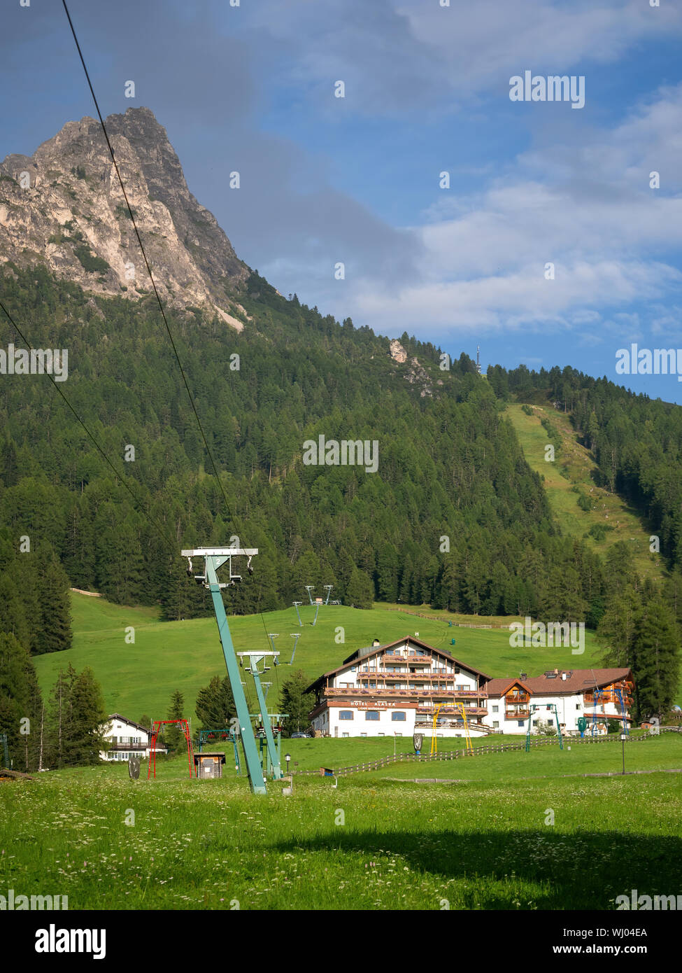 Wolkenstein Gröden, Südtirol, Italien - 31. AUGUST 2019: Sommer Blick bis Skipiste mit Dolomiten hinter sich. Stockfoto
