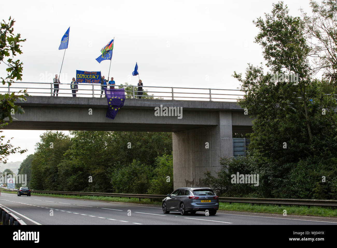 Carmarthen, Wales, UK. 3. September 2019. Anhänger der Carmarthenshire 4 Europa halten eine Demonstration gegen Großbritannien aus der Europäischen Union. Auf einem entscheidenden Tag in der britischen Politik, mit den Oppositionsparteien versuchen, Rechtsvorschriften in Westminster, dass Block wäre kein deal Brexit, Mitkämpfer in Carmarthen Protest gegen den Austritt aus der EU und der proroguing des Parlaments zu übergeben. Credit: gruffydd Ll. Thomas/Alamy leben Nachrichten Stockfoto Carmarthen, Wales, UK. 3. September 2019. Anhänger der Carmarthenshire 4 Europa halten eine Demonstration gegen Großbritannien aus der Europäischen Union. Auf einem entscheidenden Tag in der britischen Politik, mit den Oppositionsparteien versuchen, Rechtsvorschriften in Westminster, dass Block wäre kein deal Brexit, Mitkämpfer in Carmarthen Protest gegen den Austritt aus der EU und der proroguing des Parlaments zu übergeben. Credit: gruffydd Ll. Thomas/Alamy leben Nachrichten Stockfoto