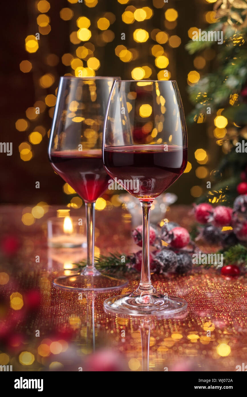 Rotwein Weingläser gegen Holiday Lights Hintergrund. Stockfoto