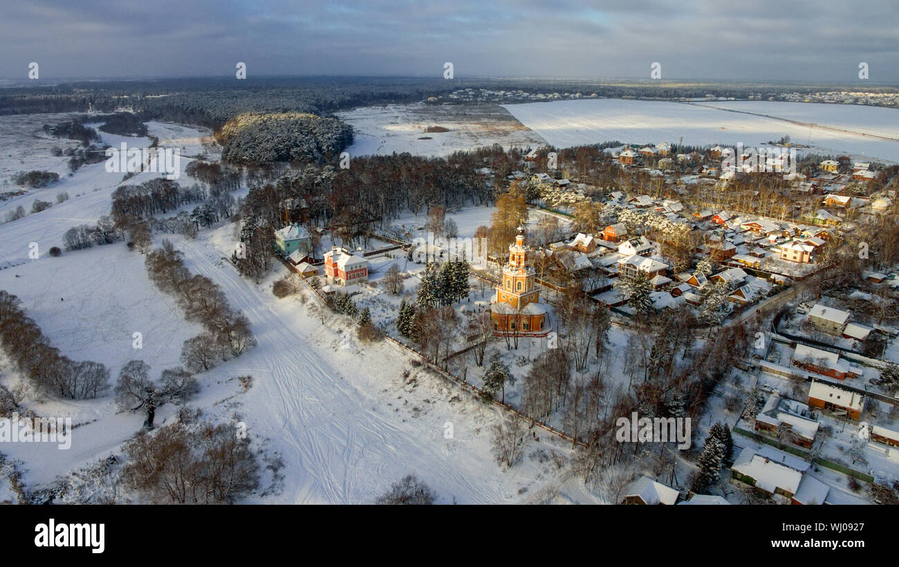 Winter von oben der Blick auf die Kirche des Erlösers Der Gnadenbild, Russland, Moscow Region, Odintsovo Stadtteil, Dorf Ubory Stockfoto