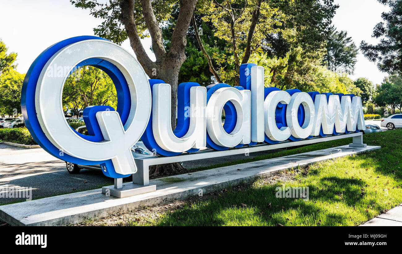 Juli 31, 2019 Santa Clara/CA/USA - Qualcomm Zeichen an ihre Silicon Valley Office; Qualcomm, Inc. ist eine US-amerikanische multinationale Halbleiter- und Tel. Stockfoto