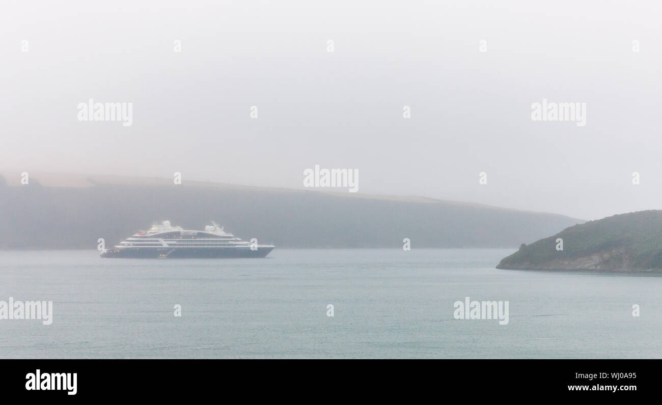 Kinsale, Cork, Irland. 03 September, 2019. Französische Kreuzfahrtschiff Le Dumont d'Urville auf einem sehr nebligen Morgen in den Hafen von Kinsale, Co Cork, Irland verankert. - Gutschrift; David Creedon/Alamy leben Nachrichten Stockfoto