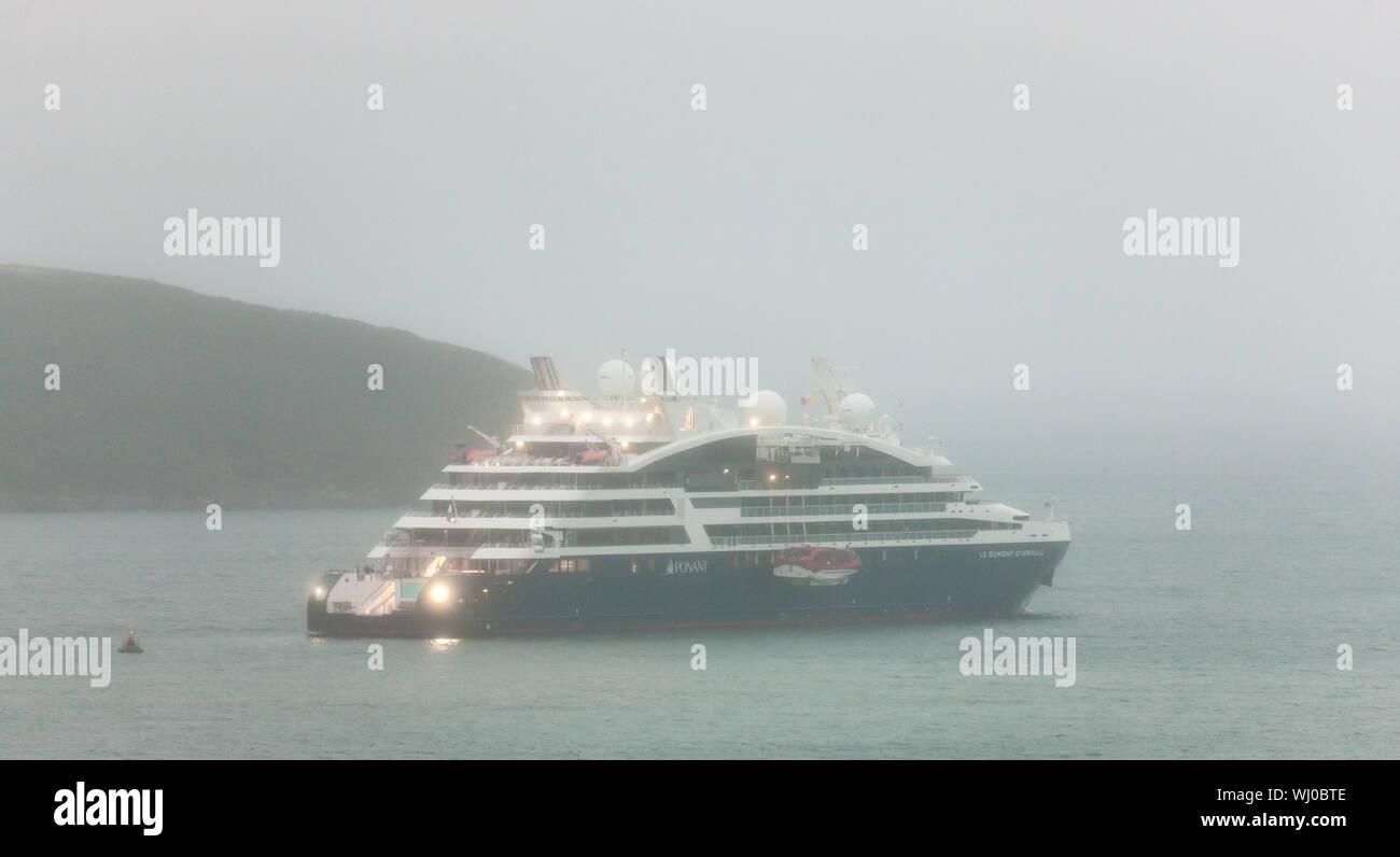 Kinsale, Cork, Irland. 03 September, 2019. Französische Kreuzfahrtschiff Le Dumont d'Urville auf einem sehr nebligen Morgen in den Hafen von Kinsale Co.Cork, Irland verankert. - Gutschrift; David Creedon/Alamy leben Nachrichten Stockfoto