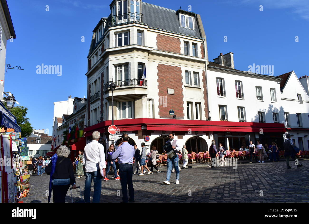 Montmartre am Morgen mit Touristen an einem sonnigen Tag. Paris, Frankreich. August 12, 2019. Stockfoto