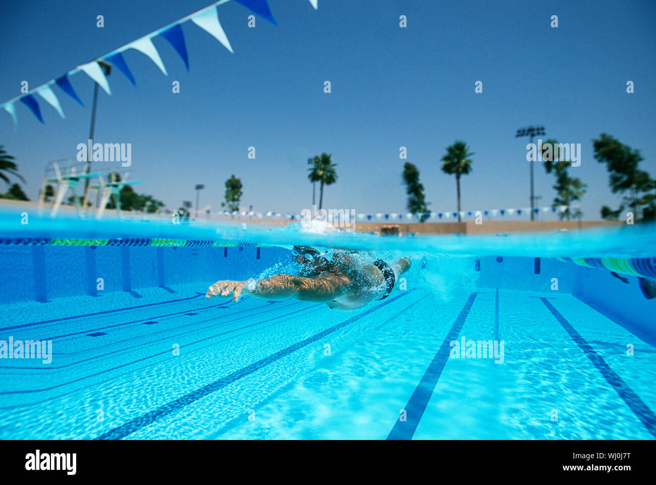 Männliche Schwimmer im Pool, Oberflächenansicht Stockfoto