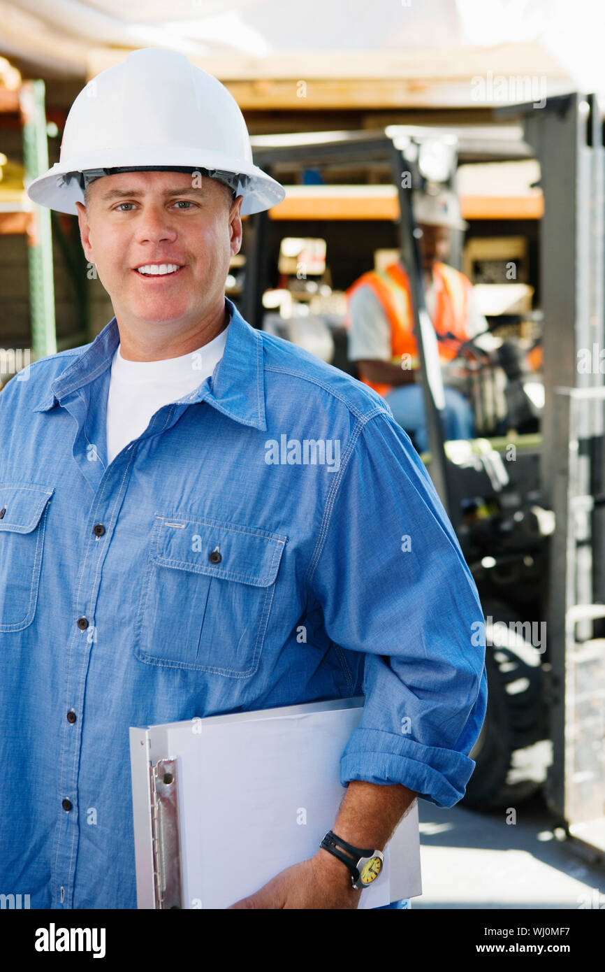 Arbeitnehmer mit einem Klemmbrett Stockfoto