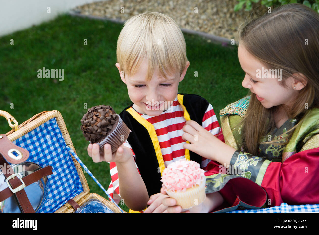 Kinder essen Cupcakes Stockfoto