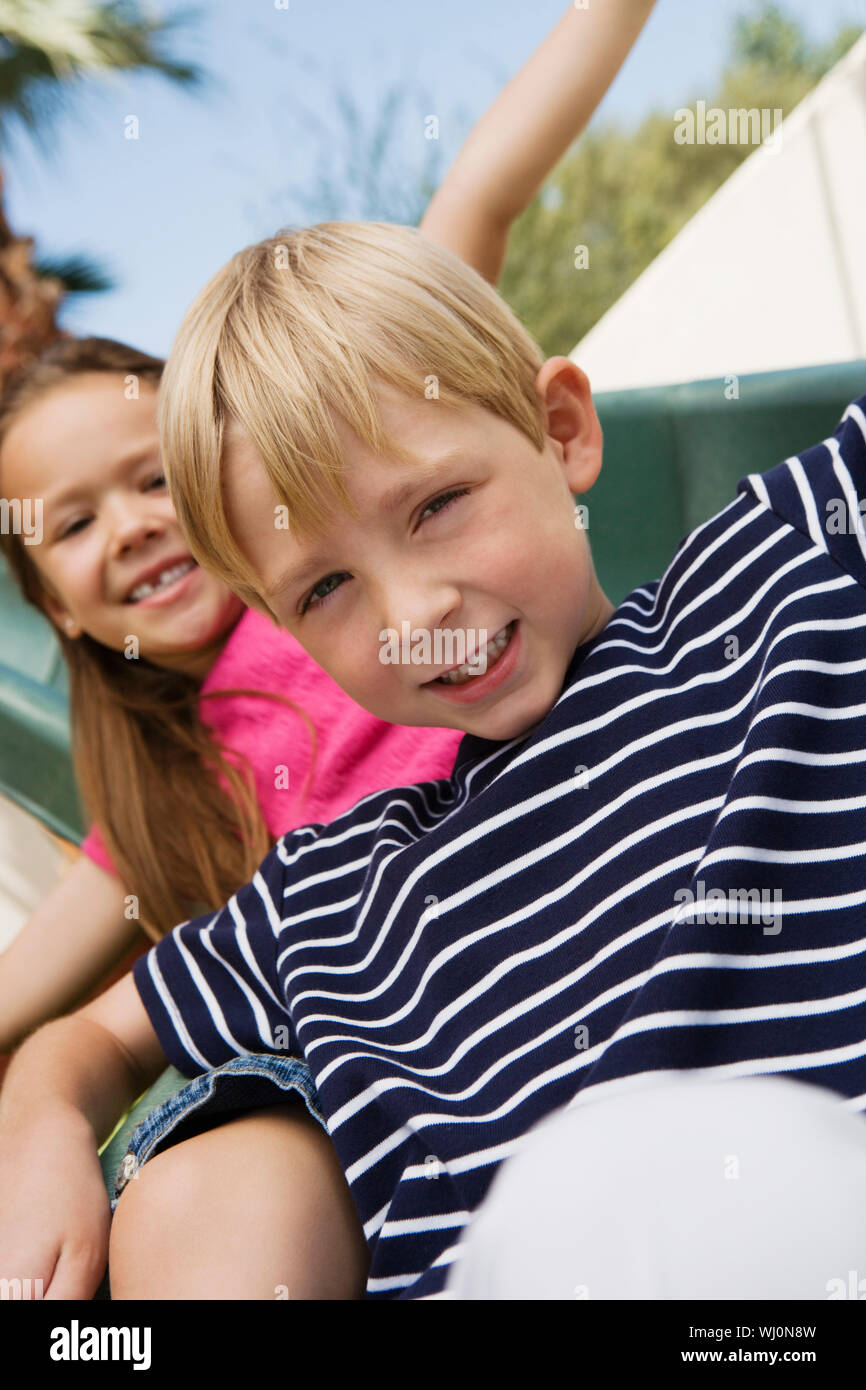 Kleine Kinder auf einer Folie Stockfoto