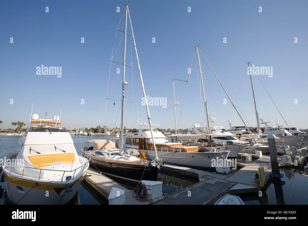 Reihe der Motor Boote am Hafen Stockfoto