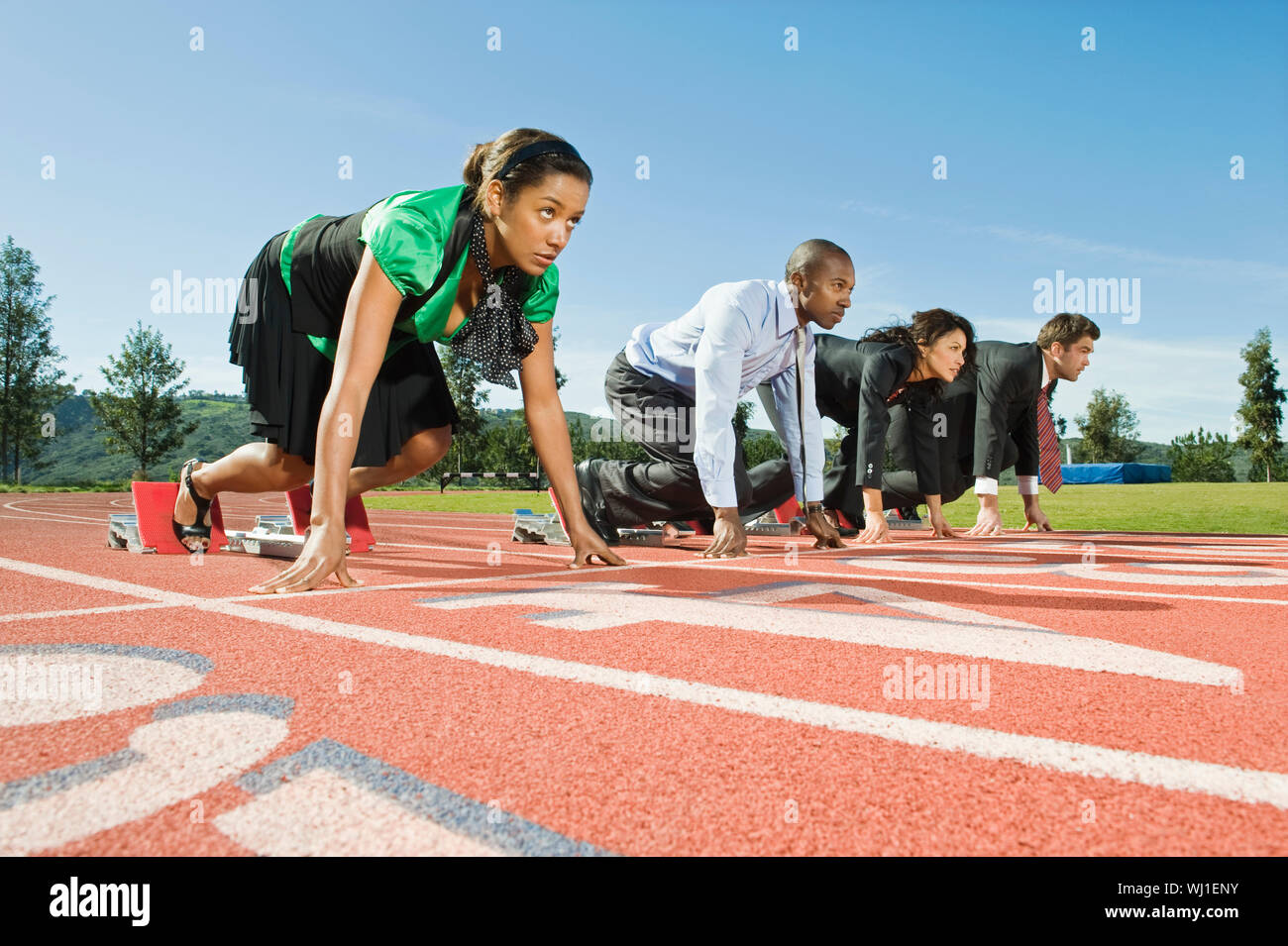 Low Angle View der multiethnischen Geschäft Leute an Startposition auf Rennstrecke Stockfoto