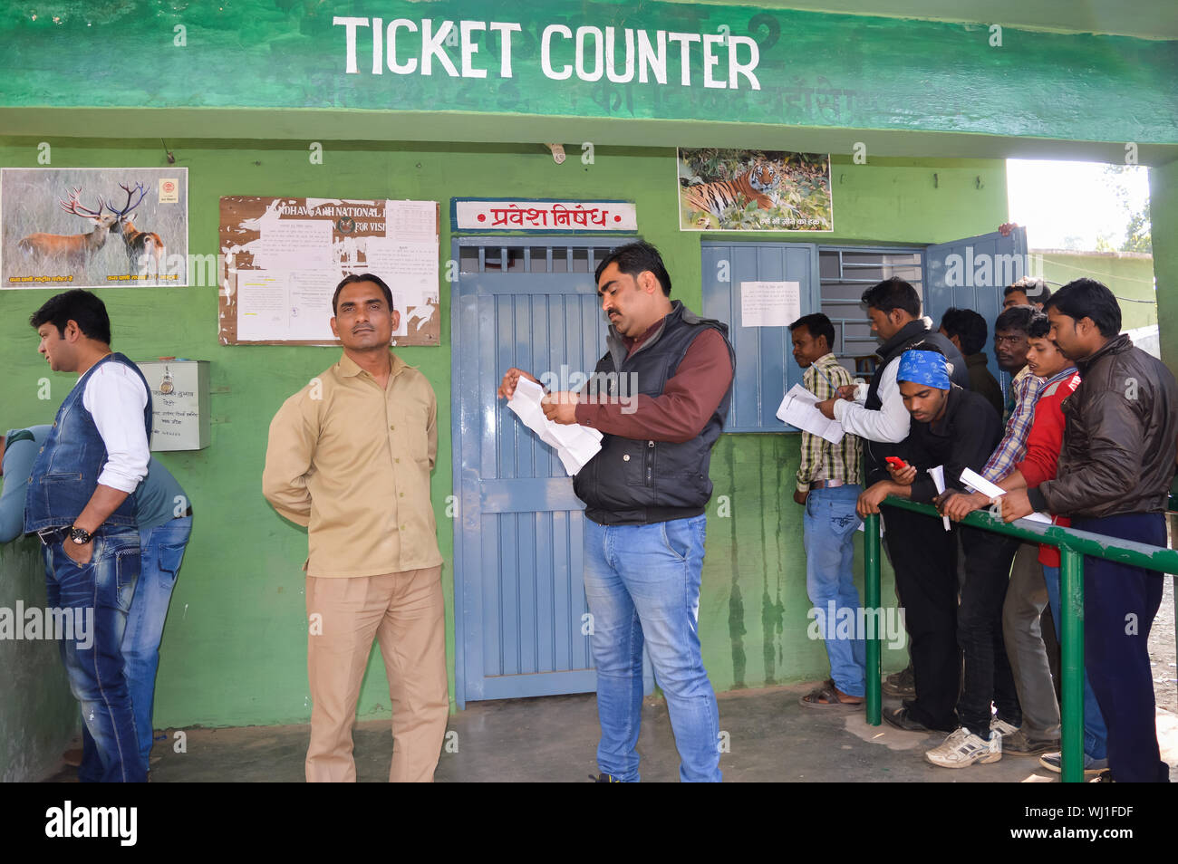 Bandhavgarh Nationalpark, Madhya Pradesh, Indien, 1. Mai 2018 - die Menschen in der Schlange im Ticket Counter von Bandhavgarh Nationalpark, Madhya Pradesh, Stockfoto