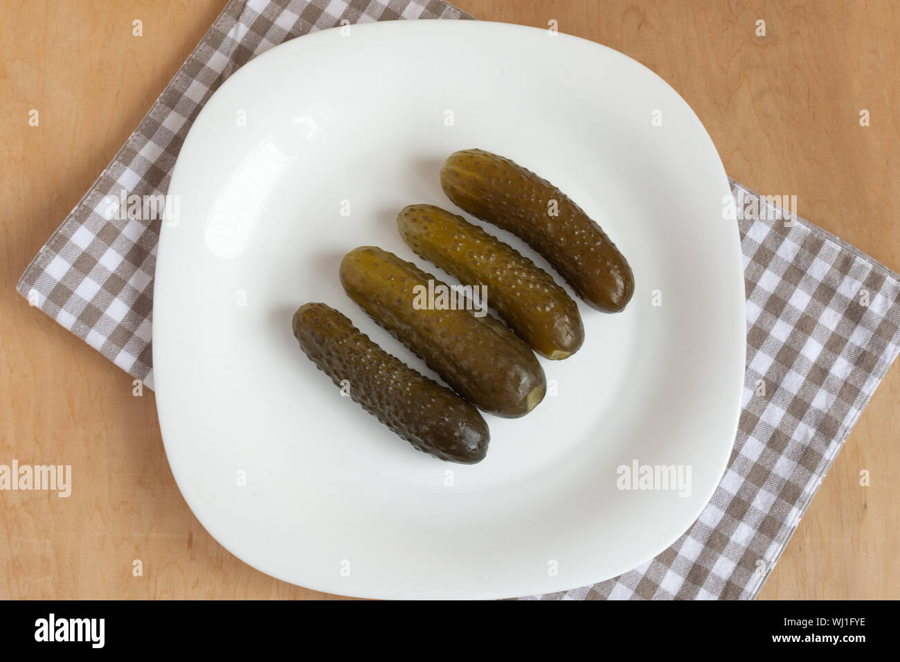 Gurke Gurken auf weiße Platte Ansicht von oben. Fermentiertes Gemüse. Stockfoto