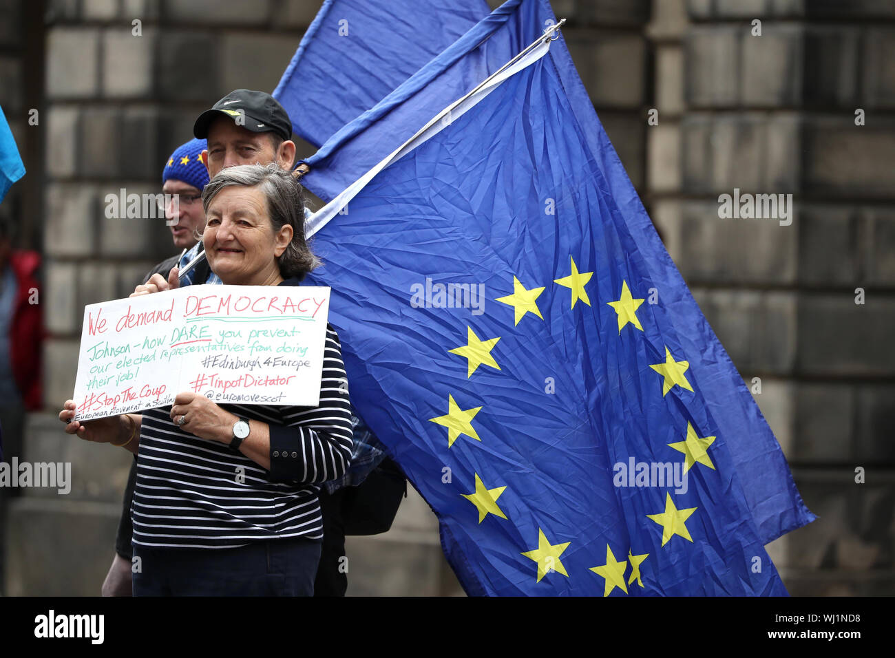 Pro-EU-Demonstranten außerhalb des Gerichts Tagung in Edinburgh, wo eine volle Hörfähigkeit findet heute für diejenigen, die ein Gebot, durch die schottischen Rechtssystems, dem königlichen Auftrag Parlament auszusetzen. Stockfoto