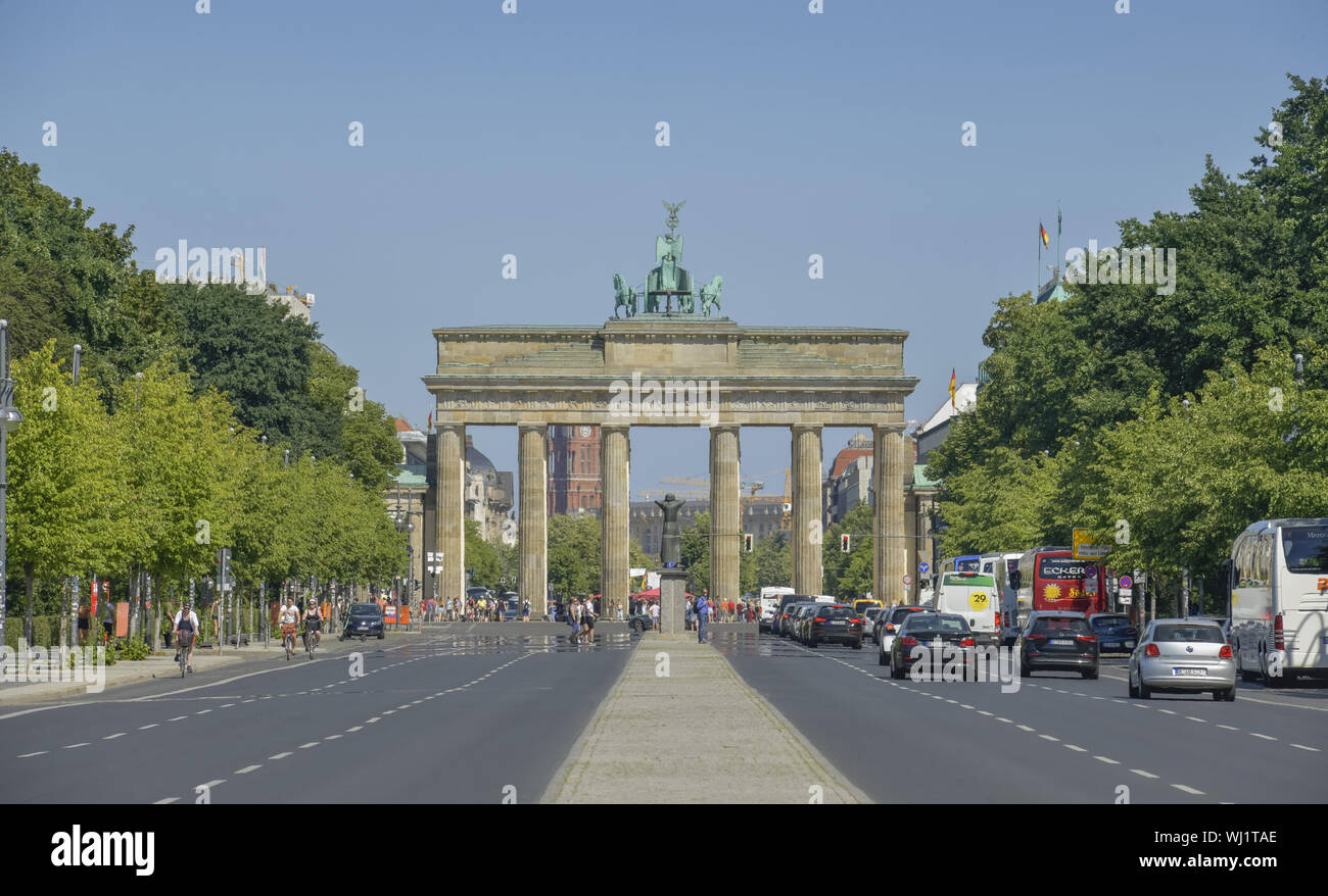 Auto, Autos, Verkehr, Berlin, Berlin Mitte, Brandenburger Tor, Deutschland, hinter, Mitte, Platz des 18. März, 18. März Stockfoto