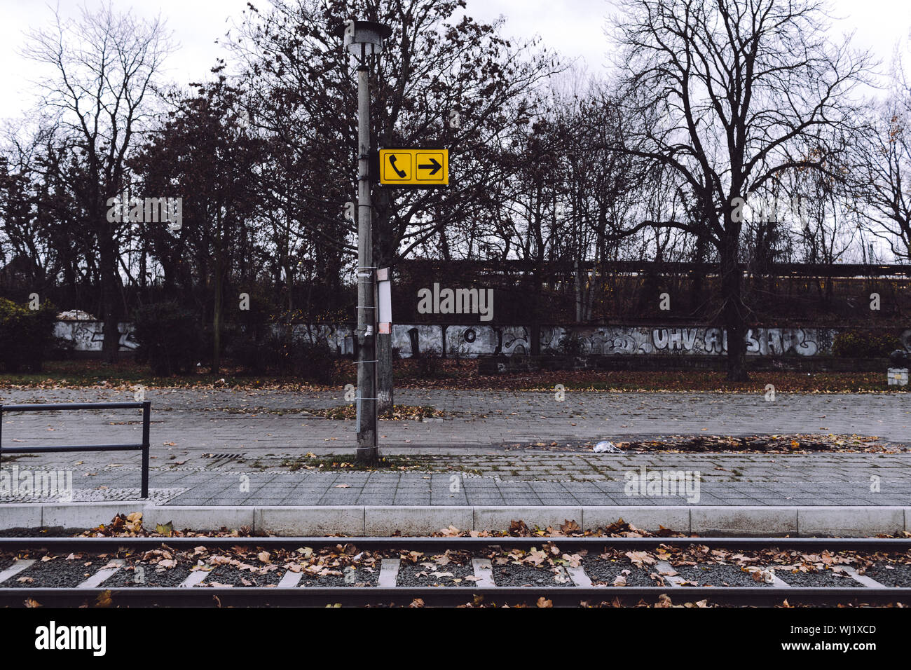 Eisenbahnschienen unterzeichnen -Fotos und -Bildmaterial in hoher ...