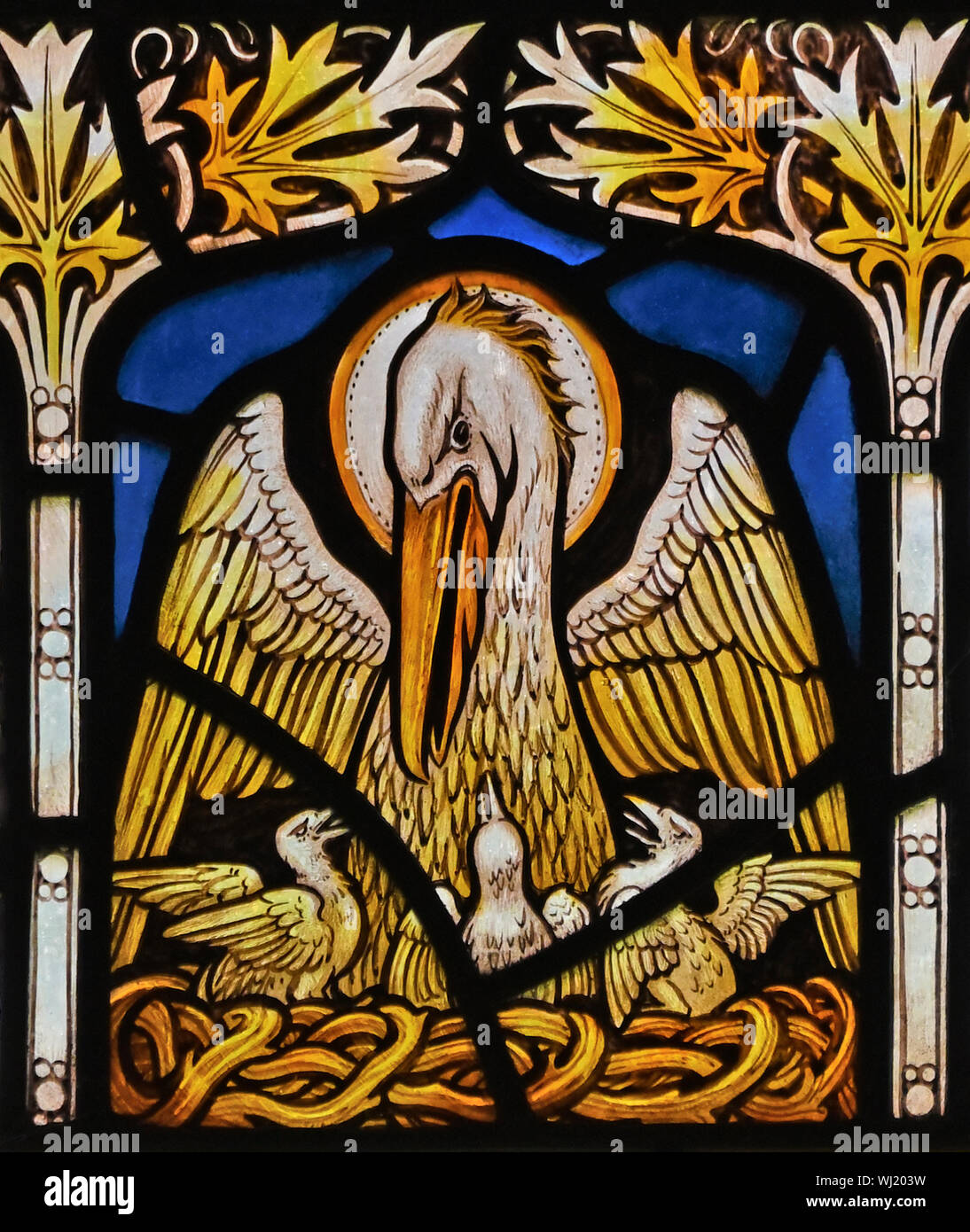 Norden Langhaus Fenster (Detail), Pelican ihre Jungen füttern. Kirche von Saint James, Staveley, Nationalpark Lake District, Cumbria, England, Vereinigtes Königreich, Stockfoto