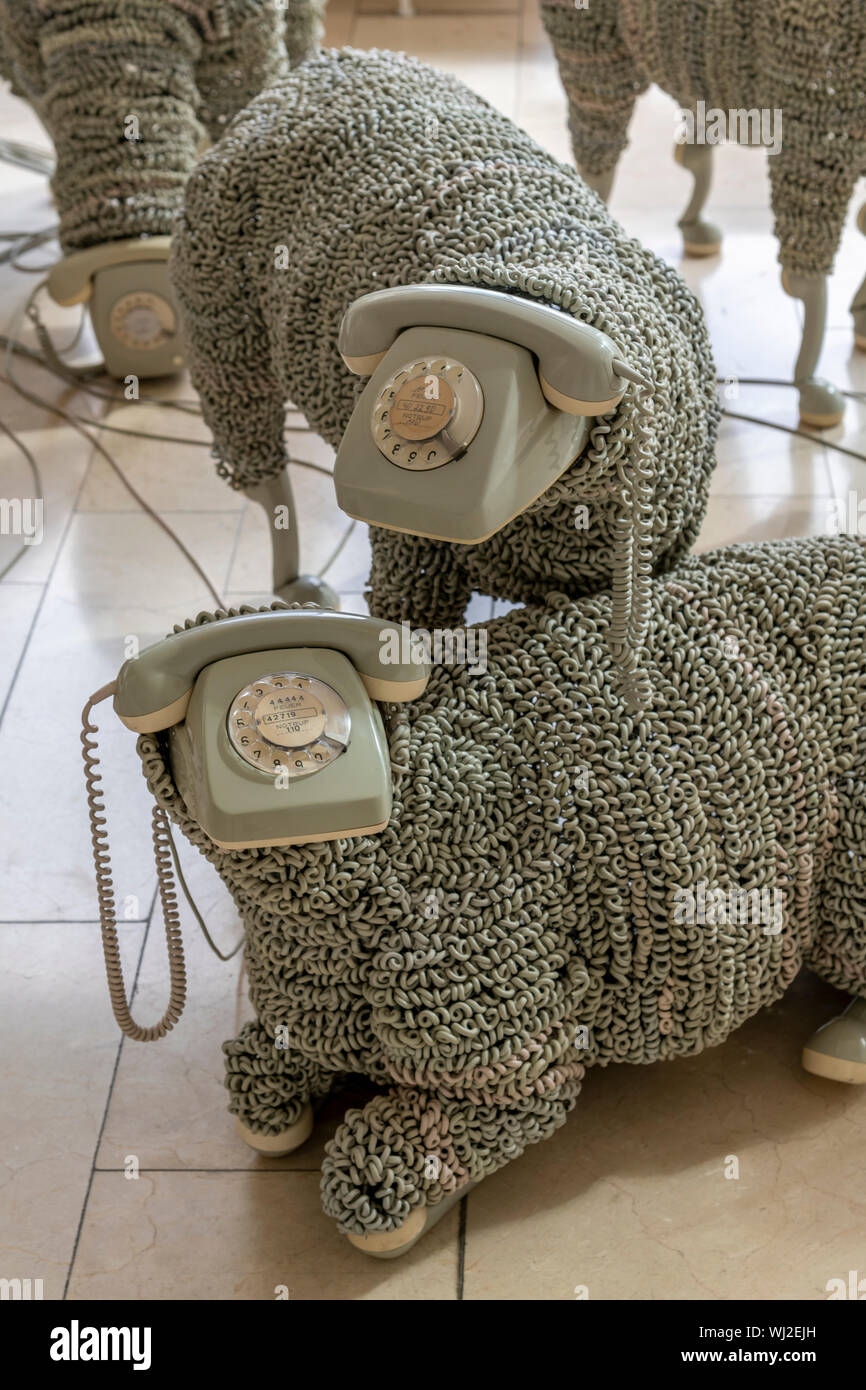Museum für Kommunikation, Frankfurt. Das vom Architekten Günter Behnisch entworfen und 1990 eröffnet. Die Schafe Telefone sind von Jean Luc Cornec. Stockfoto
