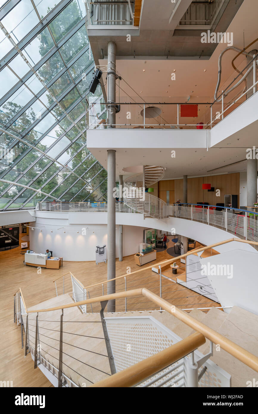 Museum für Kommunikation, Frankfurt. Das vom Architekten Günter Behnisch entworfen und 1990 eröffnet. Untersucht alle Methoden der Kommunikation. Stockfoto