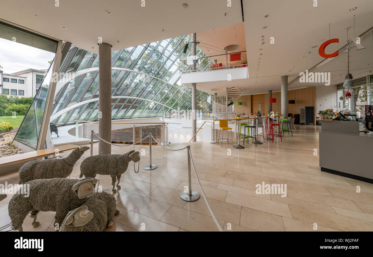 Museum für Kommunikation, Frankfurt. Das vom Architekten Günter Behnisch entworfen und 1990 eröffnet. Die Schafe Telefone sind von Jean Luc Cornec. Stockfoto