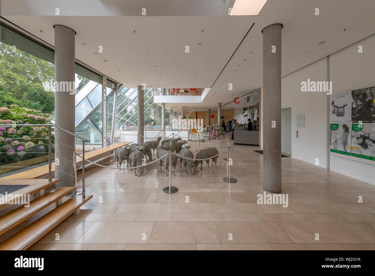 Museum für Kommunikation, Frankfurt. Das vom Architekten Günter Behnisch entworfen und 1990 eröffnet. Die Schafe Telefone sind von Jean Luc Cornec. Stockfoto