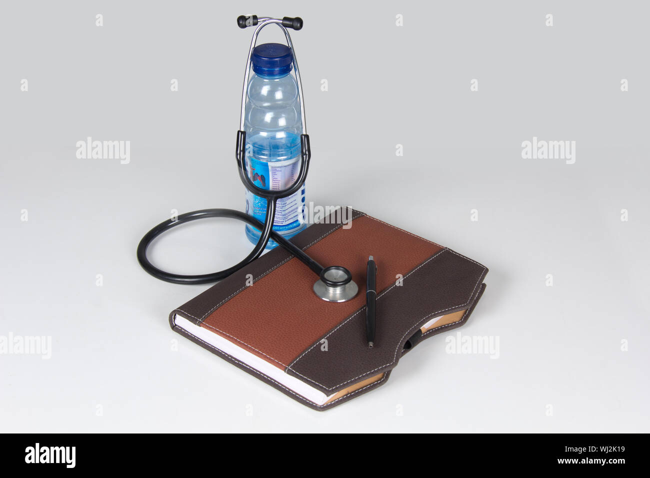 Wasserflasche vertreten Arzt untersuchen einen persönlichen organizer Stockfoto