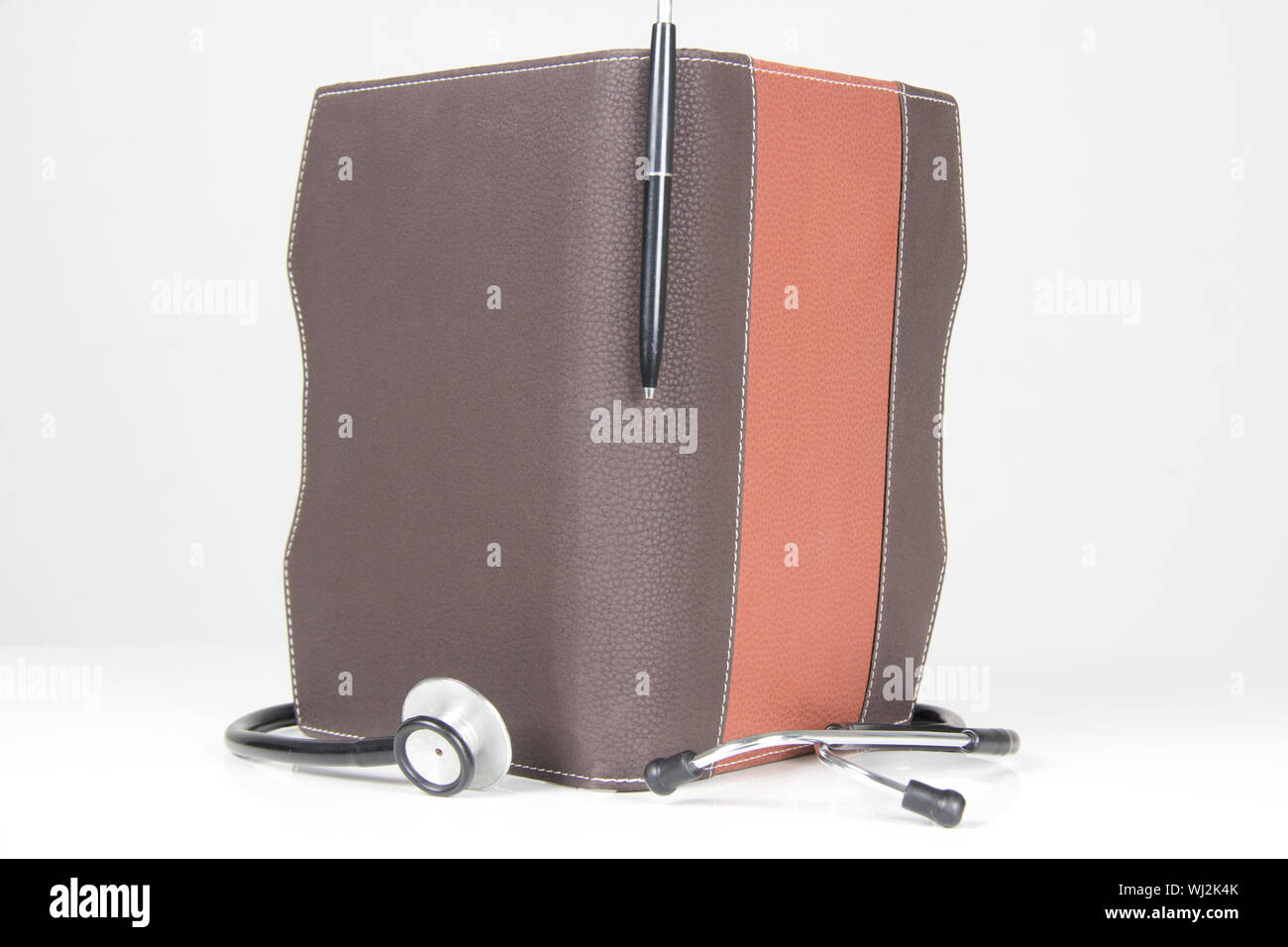 Nahaufnahme des Stethoskops, das einen persönlichen Organisator untersucht Stockfoto