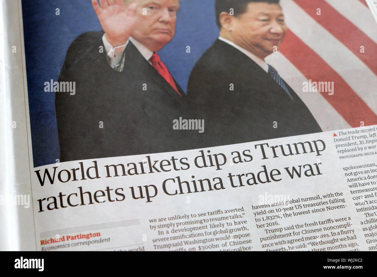 "Die Weltmärkte dip als Trumpf Ratschen bis China trade Krieg' Guardian Artikel im finanziellen Bereich August 2019 London England Großbritannien Stockfoto