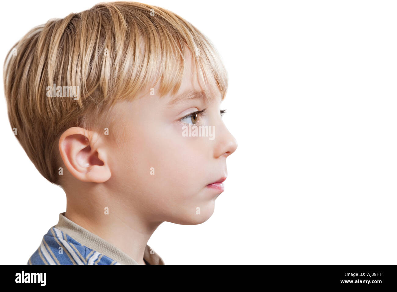 Nahaufnahme der Jungen bei copy space Blick auf weißem Hintergrund Stockfoto