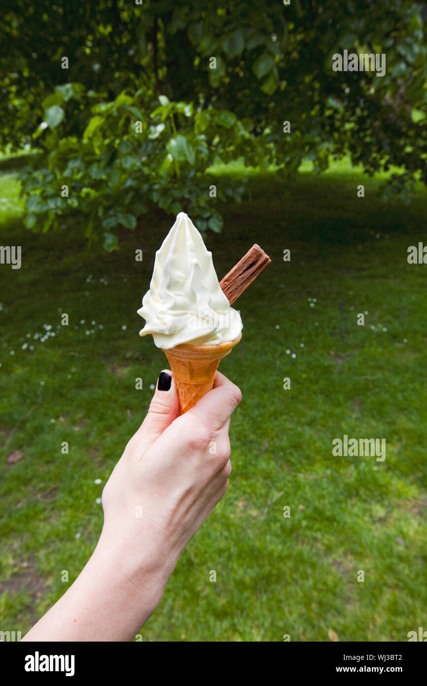 Womans Hand Holding weiche servieren Eis Stockfoto