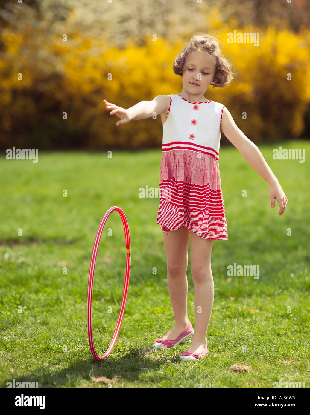 Junges Mädchen Rollen Hula Hoop Reifen im park Stockfotografie - Alamy
