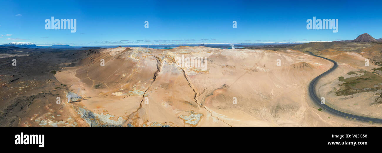 Namafjall Hverir geothermische Gebiet in Island. Atemberaubende Landschaft von Schwefel Tal, Panoramablick auf namafjall Berg und blauen bewölkten Himmel, Reisen bac Stockfoto