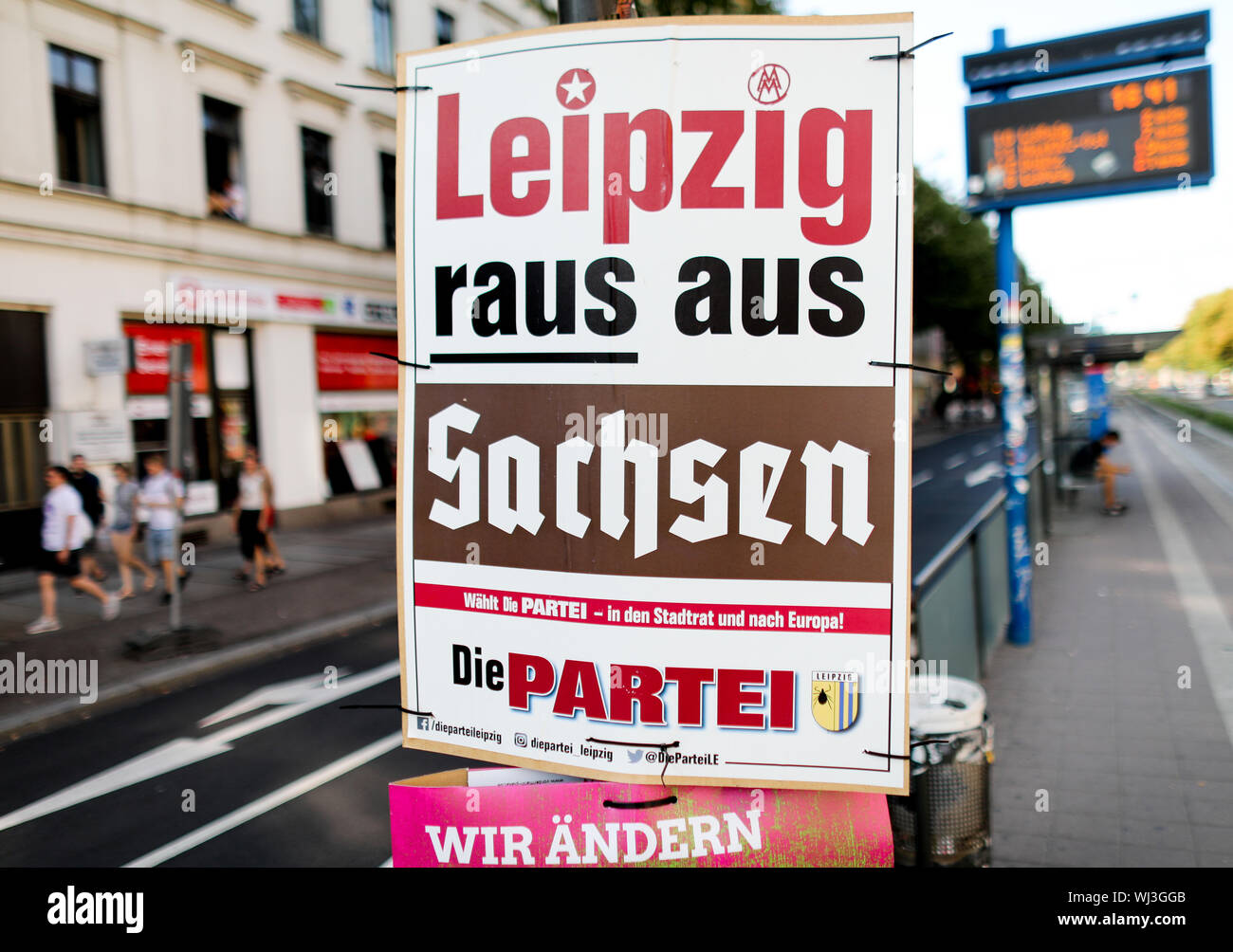 31. August 2019, Sachsen, Leipzig: ein Plakat "Leipzig raus aus Sachsen" der Satire Partei 'Die Partei' hängt an einer Straßenbahnhaltestelle in Leipzig. Die Stadt Leipzig unterscheidet sich etwas vom Rest der Sachsen in das Wahlergebnis. Drei von sieben Direktmandate gingen nach der Grünen und der Linken, die AfD ging leer aus. Ist Leipzig verschiedene aus Sachsen? Foto: Jan Woitas/dpa-Zentralbild/dpa Stockfoto