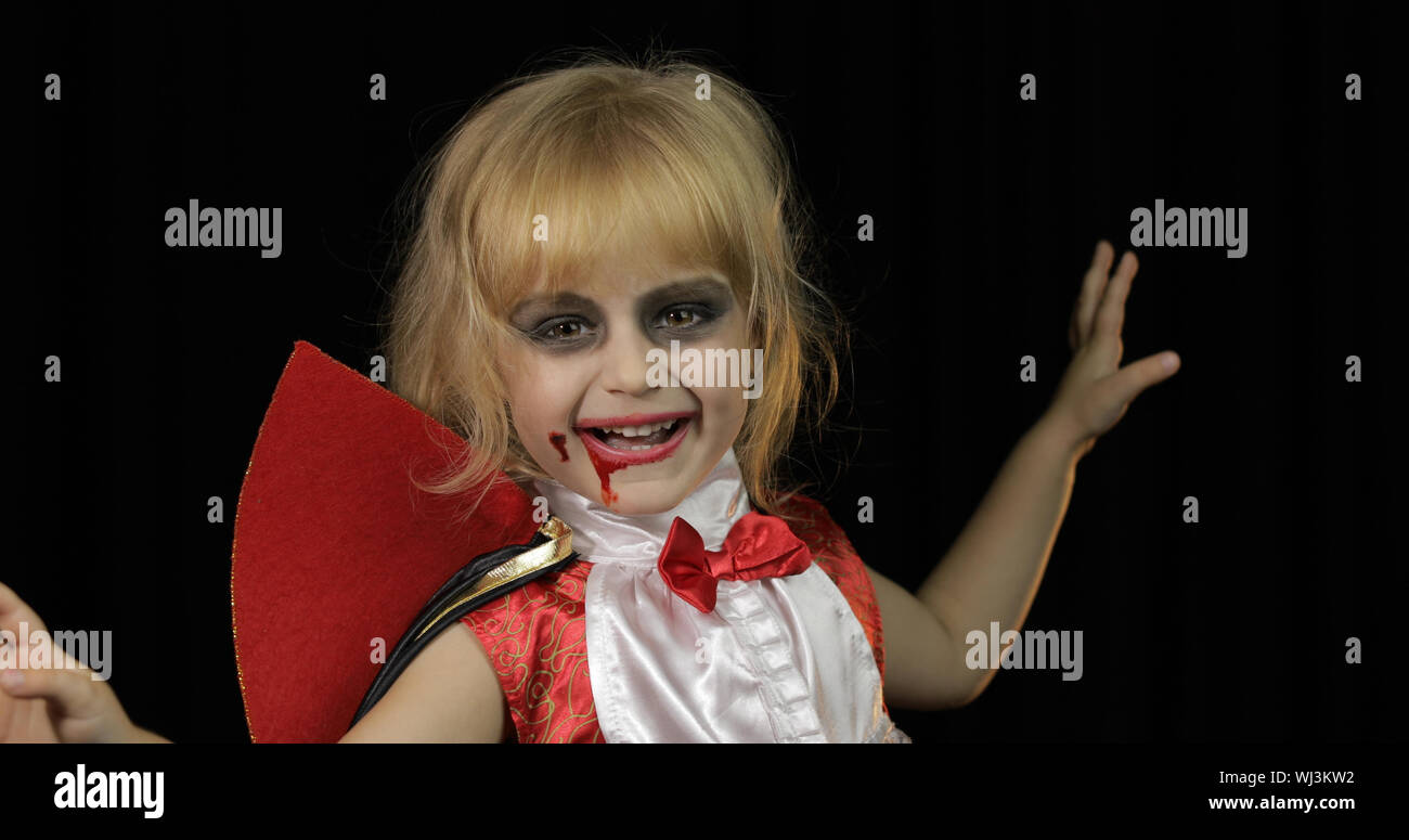 Dracula Kind. Kleines Mädchen mit Halloween Make-up Gesichter. Vampire kid  mit Blut im Gesicht. Happy Halloween Urlaub Horror Konzept. Thema Freitag,  13 Stockfotografie - Alamy