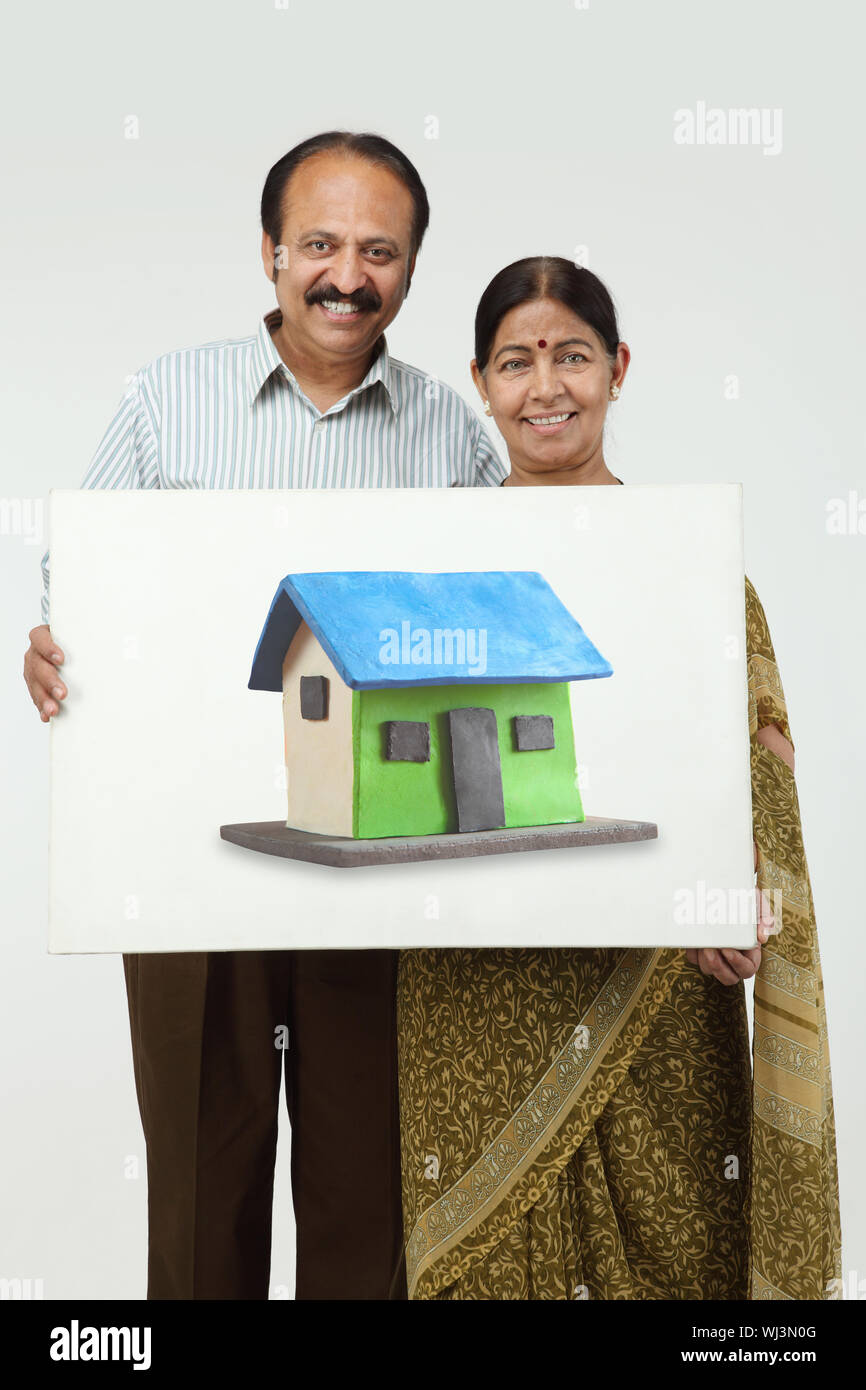 Altes Paar zeigt sein Traumhaus Stockfoto