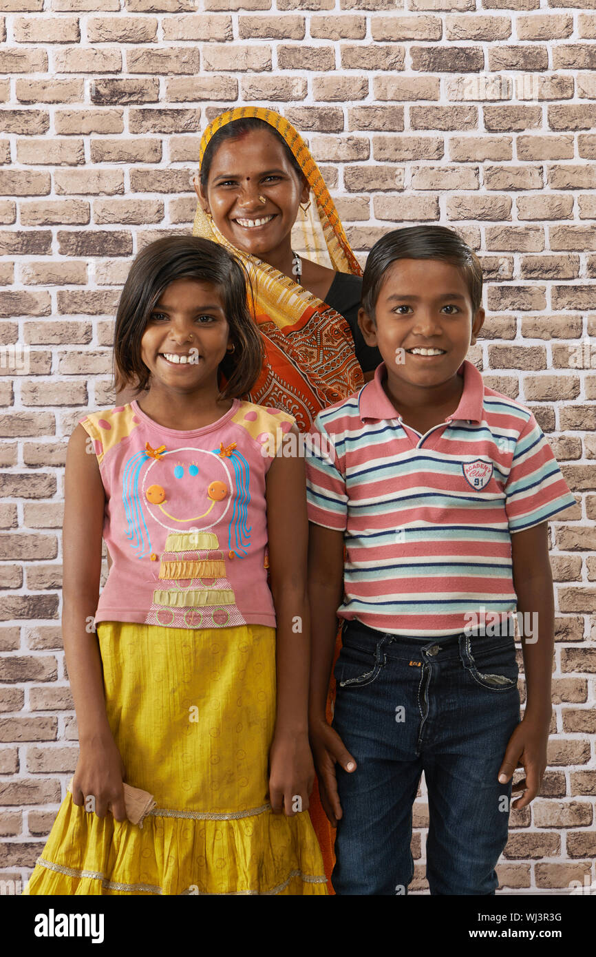 Ländliche Familie zusammenstehen und lächelnd Stockfoto