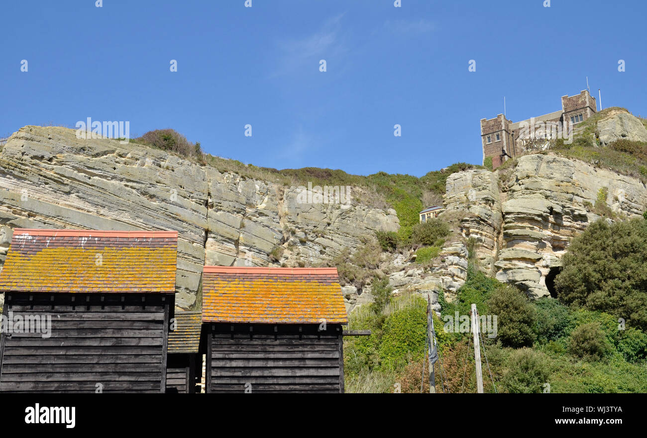 Net shop Schuppen und die East Hill Cliff Railway in der Altstadt von Hastings in East Sussex Stockfoto