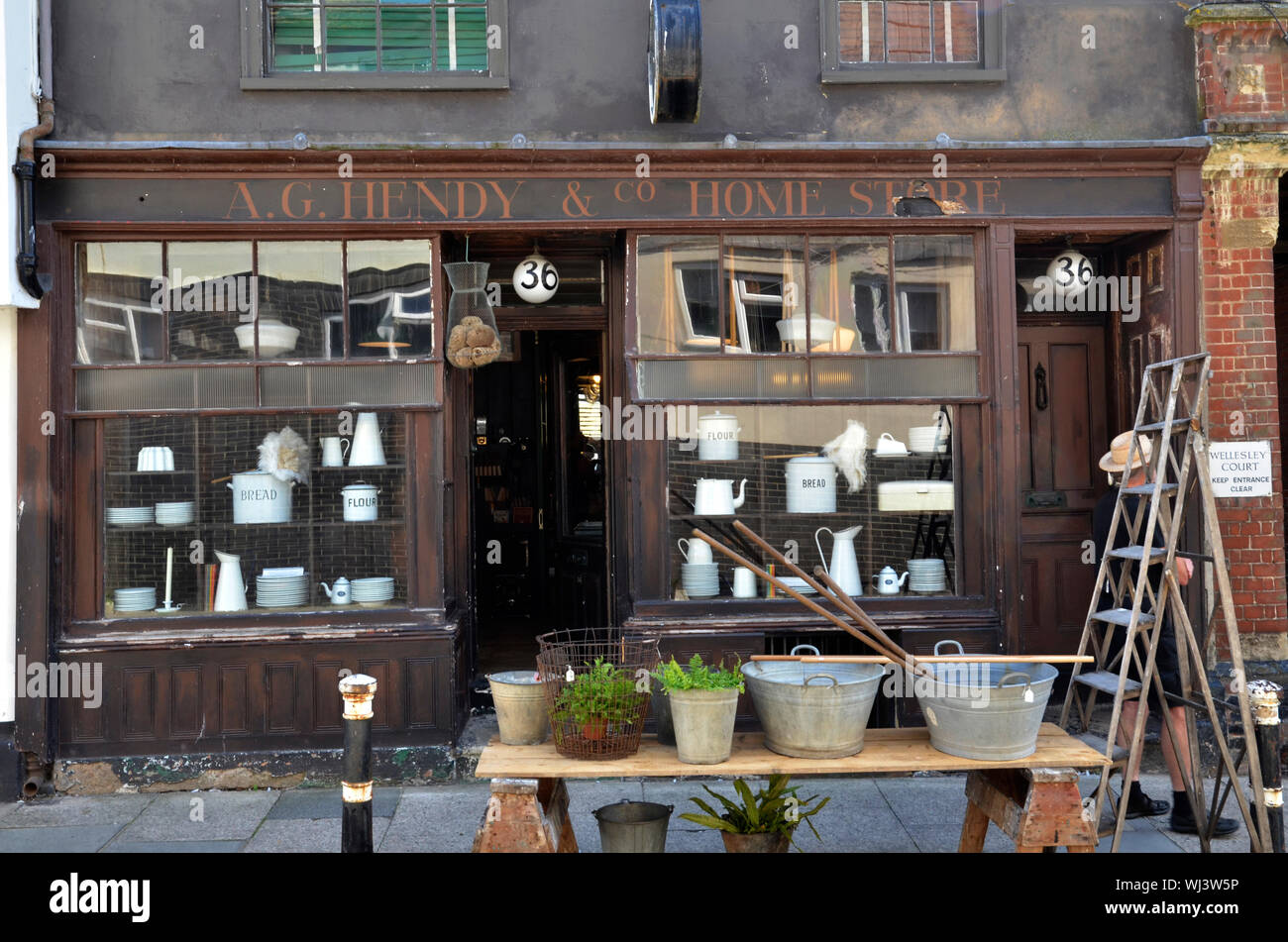 Ein G Hendy, und altmodische Eisenhändler und Home Shop in der Altstadt von Hastings in East Sussex. Stockfoto