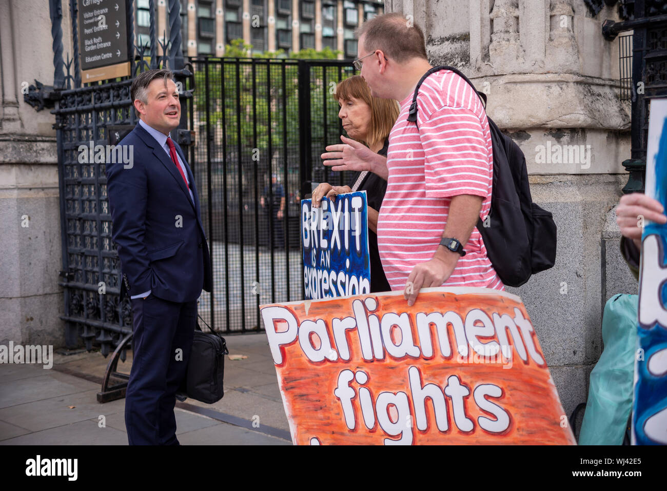 Haben MPs begonnen, bei der Ankunft im Palast von Westminster Aufgaben nach der Sommerpause, zumindest solange, bis die vertagen des Parlaments in der kommenden Woche wieder aufzunehmen. Demonstranten für und gegen eine der beiden Brexit und Boris Johnson's Entscheidung Parlament auszusetzen gesammelt. Labour MP Jonathan Ashworth diskutieren mit den Demonstranten Brexit Stockfoto