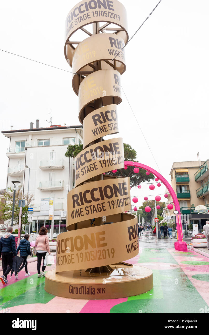 Große Nachbildung des Giro d'Italia Trophäe im Zentrum von Riccione, bevor Phase 9, 2019 Stockfoto