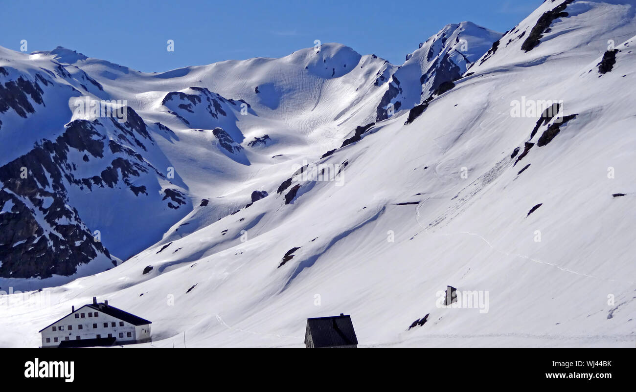 Der große St. Bernhard Pass in der Schweiz auf der Suche nach Italien mit dem Mt Fourchon im Hintergrund Stockfoto