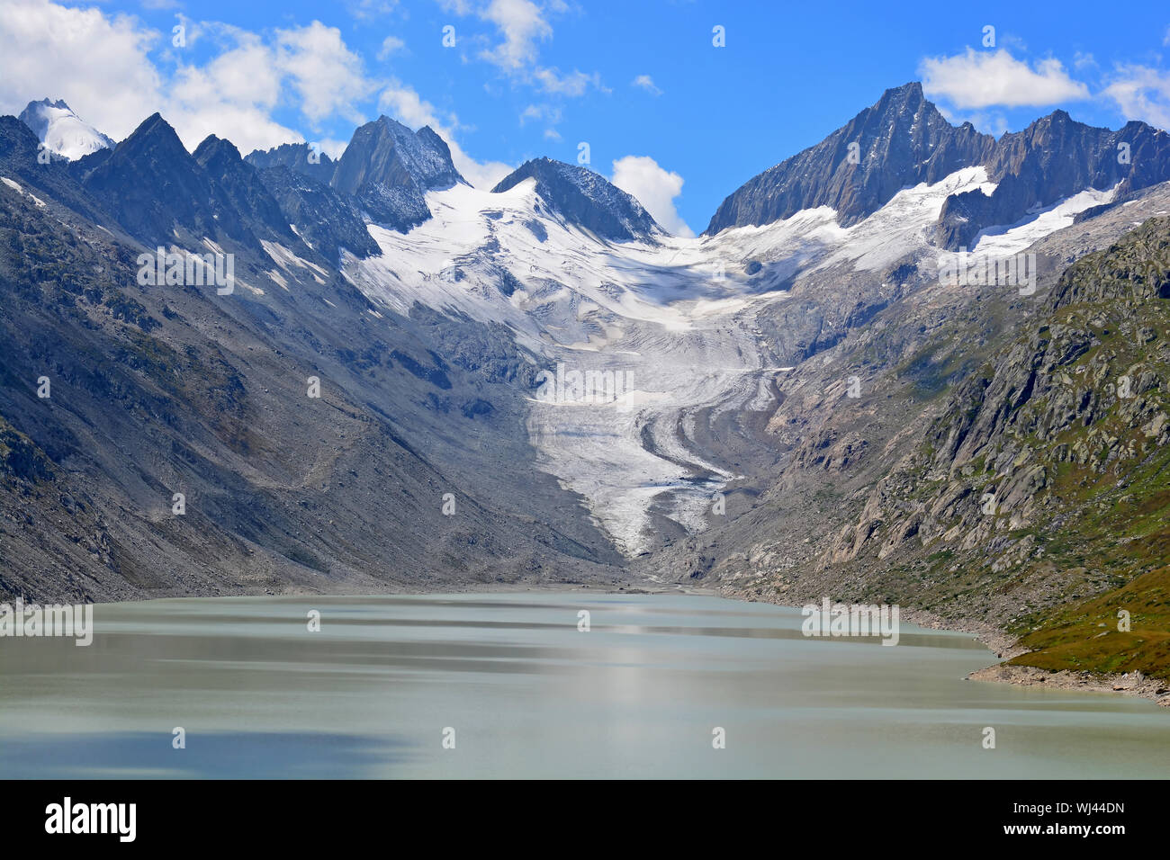 Oberaarhorn (r) und Oberaarrothorn (l) auf beiden Seiten der Oberaar Gletscher und die oberaar See in die Berner Alpen Schweiz Stockfoto