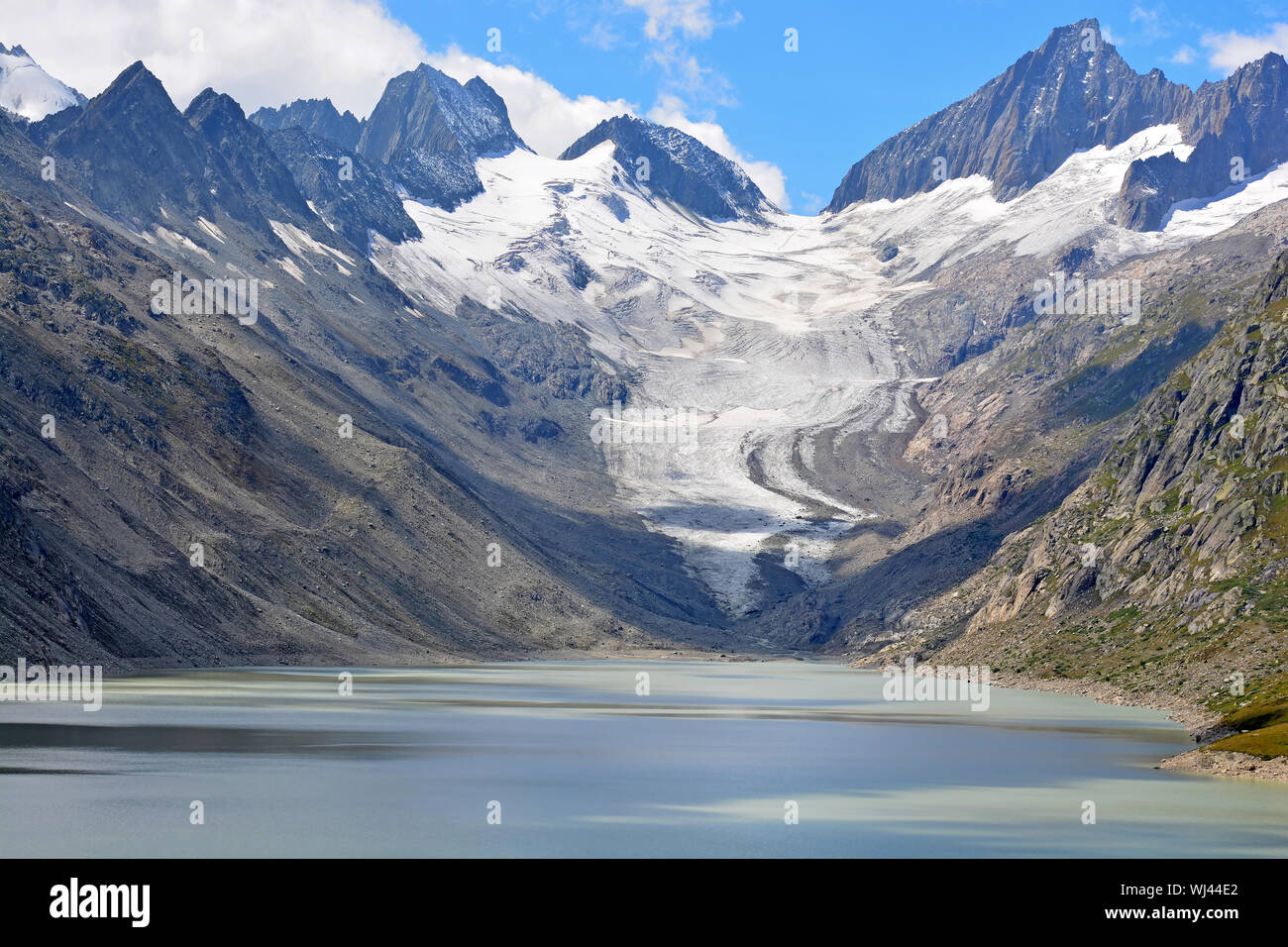 Oberaarhorn (r) und Oberaarrothorn (l) auf beiden Seiten der Oberaar Gletscher und die oberaar See in die Berner Alpen Schweiz Stockfoto