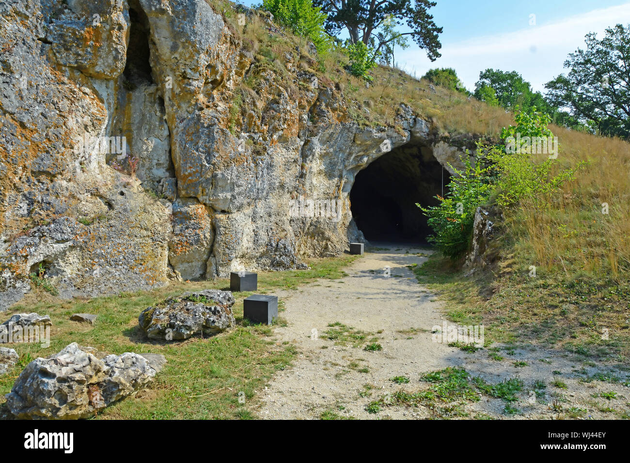 Der Eingang zum Vogelherdhöhle in Süddeutschland, die Lage einiger der wichtigsten prähistorischen Funde aus der Eiszeit Stockfoto
