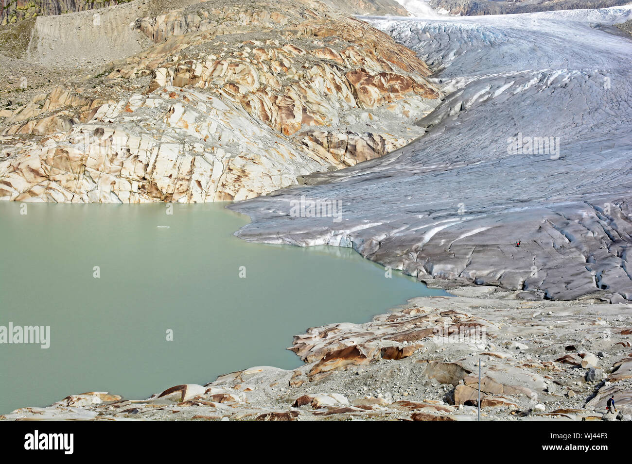 Der Rhonegletscher und den Gletschersee, die die Geburt der Rhone in den Schweizer Alpen. Mit dem blattschutz über das Eis mich zu verringern Stockfoto