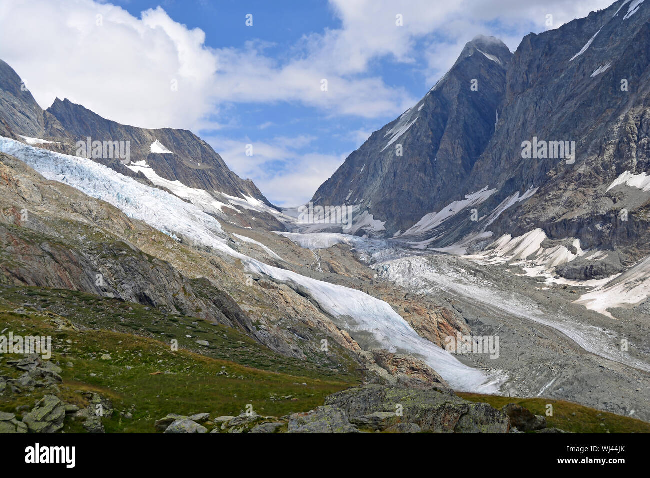 Die Lotschenlucke Pass mit dem Hollandia Hütte. In den Schweizer Alpen Stockfoto